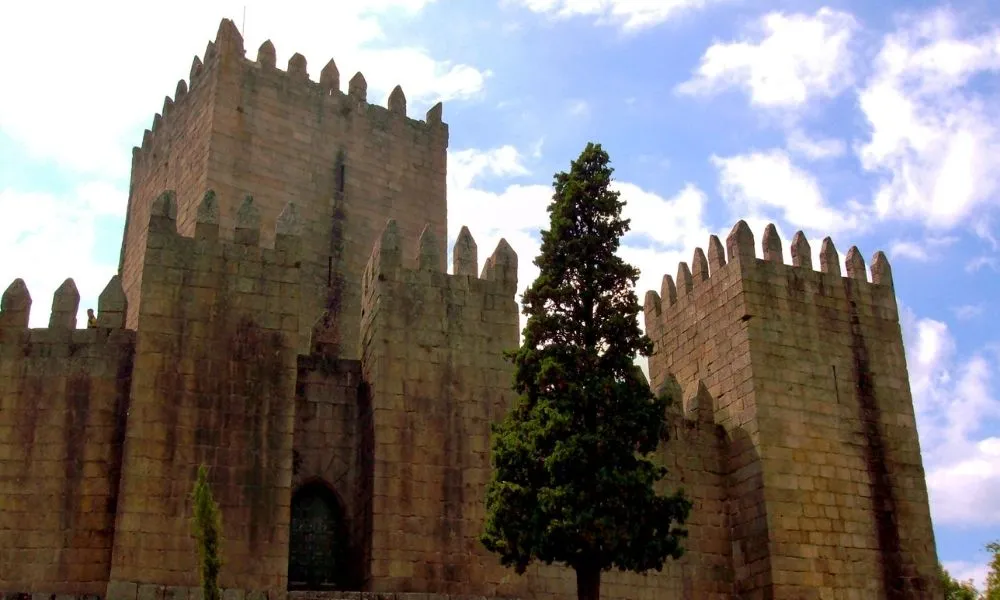 guimaraes castle medieval portugal